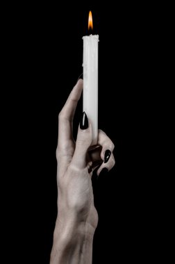bir mum tutan eller, bir mum yaktı, siyah arka plan, yalnızlık, sıcaklık, karanlık, eller ölüm, eller cadı