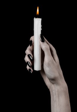 bir mum tutan eller, bir mum yaktı, siyah arka plan, yalnızlık, sıcaklık, karanlık, eller ölüm, eller cadı