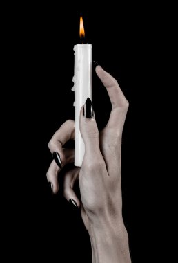 bir mum tutan eller, bir mum yaktı, siyah arka plan, yalnızlık, sıcaklık, karanlık, eller ölüm, eller cadı