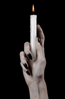 bir mum tutan eller, bir mum yaktı, siyah arka plan, yalnızlık, sıcaklık, karanlık, eller ölüm, eller cadı