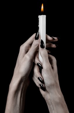 bir mum tutan eller, bir mum yaktı, siyah arka plan, yalnızlık, sıcaklık, karanlık, eller ölüm, eller cadı