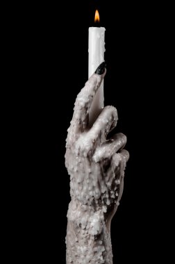 bir mum tutan eller, bir mum yaktı, siyah arka plan, yalnızlık, sıcaklık, karanlık, eller ölüm, eller cadı