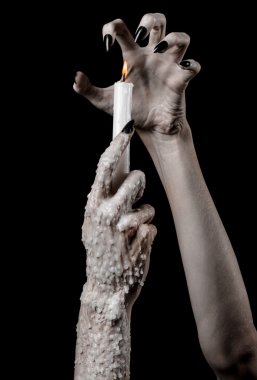 bir mum tutan eller, bir mum yaktı, siyah arka plan, yalnızlık, sıcaklık, karanlık, eller ölüm, eller cadı