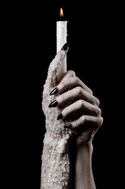 bir mum tutan eller, bir mum yaktı, siyah arka plan, yalnızlık, sıcaklık, karanlık, eller ölüm, eller cadı