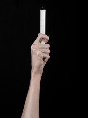 bir mum tutan eller, bir mum yaktı, siyah arka plan, yalnızlık, sıcaklık, karanlık, eller ölüm, eller cadı