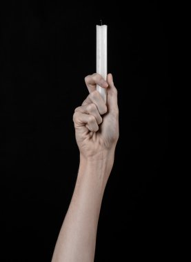 bir mum tutan eller, bir mum yaktı, siyah arka plan, yalnızlık, sıcaklık, karanlık, eller ölüm, eller cadı