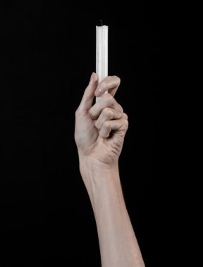 bir mum tutan eller, bir mum yaktı, siyah arka plan, yalnızlık, sıcaklık, karanlık, eller ölüm, eller cadı