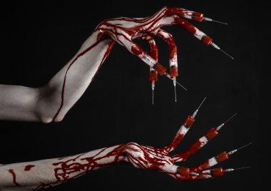 Kanlı el parmakları, ayak parmakları şırınga, el şırınga, korkunç kanlı el, halloween Tema, zombi Doktor, izole siyah arka plan, şırınga ile