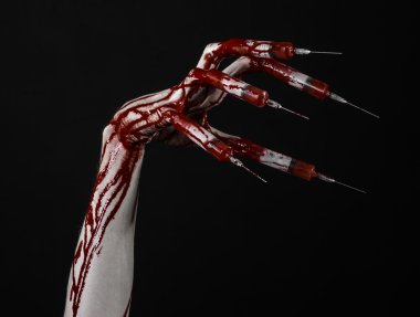 Kanlı el parmakları, ayak parmakları şırınga, el şırınga, korkunç kanlı el, halloween Tema, zombi Doktor, izole siyah arka plan, şırınga ile