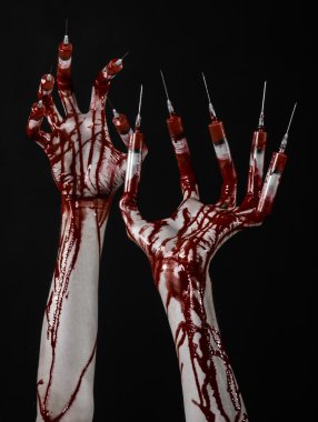 Kanlı el parmakları, ayak parmakları şırınga, el şırınga, korkunç kanlı el, halloween Tema, zombi Doktor, izole siyah arka plan, şırınga ile