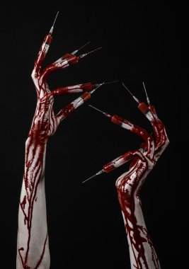 Kanlı el parmakları, ayak parmakları şırınga, el şırınga, korkunç kanlı el, halloween Tema, zombi Doktor, izole siyah arka plan, şırınga ile