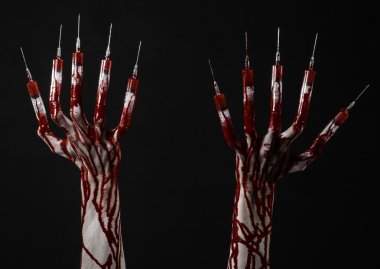 Kanlı el parmakları, ayak parmakları şırınga, el şırınga, korkunç kanlı el, halloween Tema, zombi Doktor, izole siyah arka plan, şırınga ile