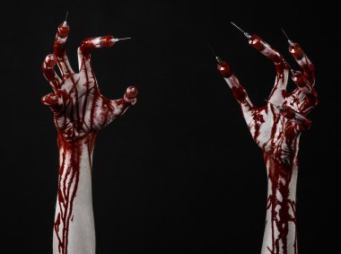 Kanlı el parmakları, ayak parmakları şırınga, el şırınga, korkunç kanlı el, halloween Tema, zombi Doktor, izole siyah arka plan, şırınga ile