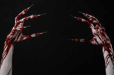 Kanlı el parmakları, ayak parmakları şırınga, el şırınga, korkunç kanlı el, halloween Tema, zombi Doktor, izole siyah arka plan, şırınga ile