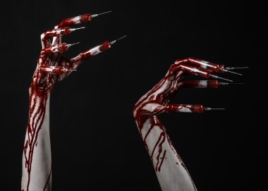 Kanlı el parmakları, ayak parmakları şırınga, el şırınga, korkunç kanlı el, halloween Tema, zombi Doktor, izole siyah arka plan, şırınga ile