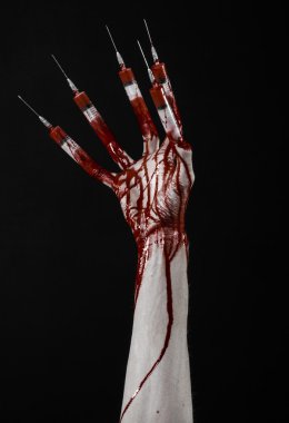 Kanlı el parmakları, ayak parmakları şırınga, el şırınga, korkunç kanlı el, halloween Tema, zombi Doktor, izole siyah arka plan, şırınga ile