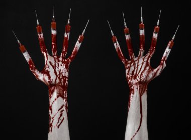 Kanlı el parmakları, ayak parmakları şırınga, el şırınga, korkunç kanlı el, halloween Tema, zombi Doktor, izole siyah arka plan, şırınga ile