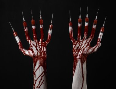 Kanlı el parmakları, ayak parmakları şırınga, el şırınga, korkunç kanlı el, halloween Tema, zombi Doktor, izole siyah arka plan, şırınga ile