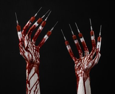 Kanlı el parmakları, ayak parmakları şırınga, el şırınga, korkunç kanlı el, halloween Tema, zombi Doktor, izole siyah arka plan, şırınga ile