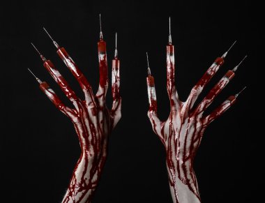 Kanlı el parmakları, ayak parmakları şırınga, el şırınga, korkunç kanlı el, halloween Tema, zombi Doktor, izole siyah arka plan, şırınga ile