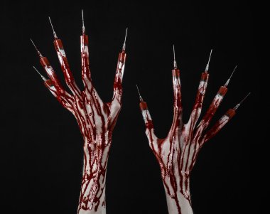 Kanlı el parmakları, ayak parmakları şırınga, el şırınga, korkunç kanlı el, halloween Tema, zombi Doktor, izole siyah arka plan, şırınga ile
