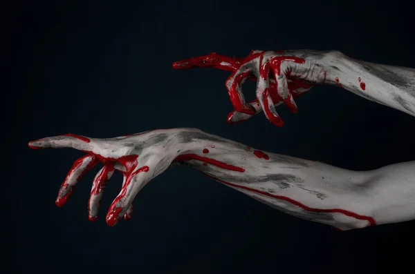 Blodiga Halloween tema: hemsk zombie demon blodiga händerna på en svart bakgrund — Stockfoto