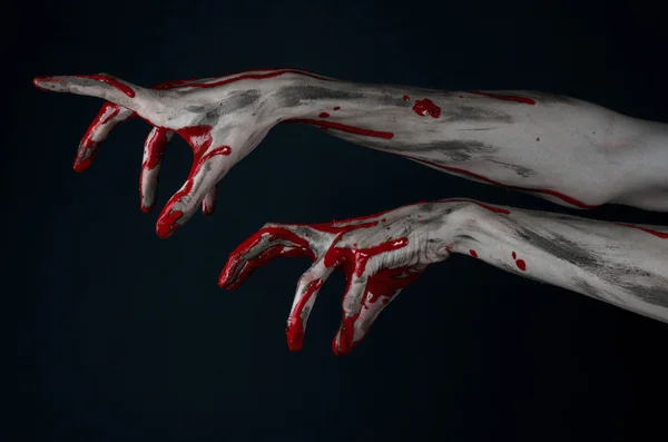 Thème sanglant d'Halloween : horribles mains sanglantes de démon zombie sur un fond noir — Photo