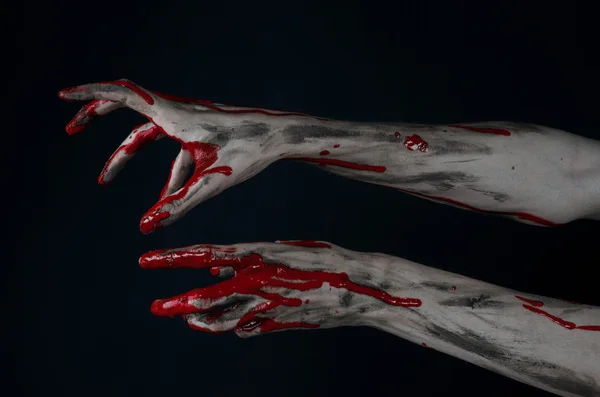 Tema di Halloween sanguinante: orribili mani di demone zombie sanguinanti su uno sfondo nero — Foto Stock