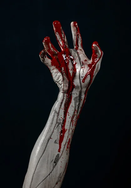 Tema sângeroasă de Halloween: oribil demon zombie mâini sângeroase pe un fundal negru — Fotografie, imagine de stoc