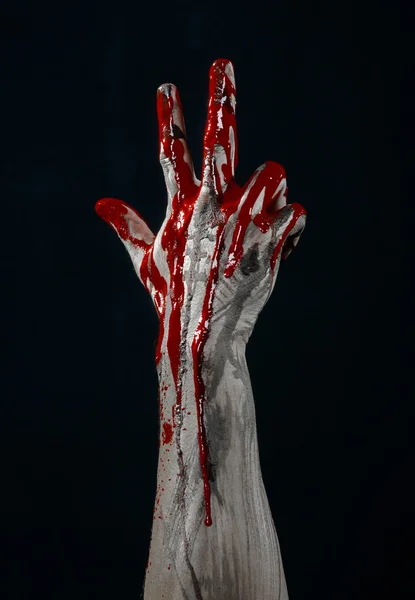 血腥的万圣节主题: 血腥恐怖的僵尸恶魔双手放在一个黑色的背景上 — 图库照片