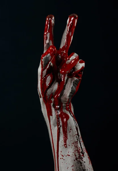 Bloody Halloween téma: hroznou zombie démon krvavé ruce na černém pozadí — Stock fotografie