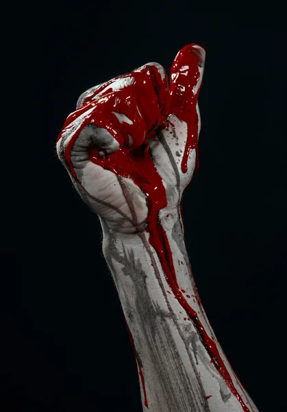 Thème sanglant d'Halloween : horribles mains sanglantes de démon zombie sur un fond noir — Photo