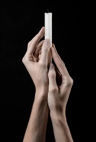 Mãos segurando uma vela, uma vela é acesa, fundo preto, solidão, calor, no escuro, Mãos morte, mãos bruxa — Fotografia de Stock