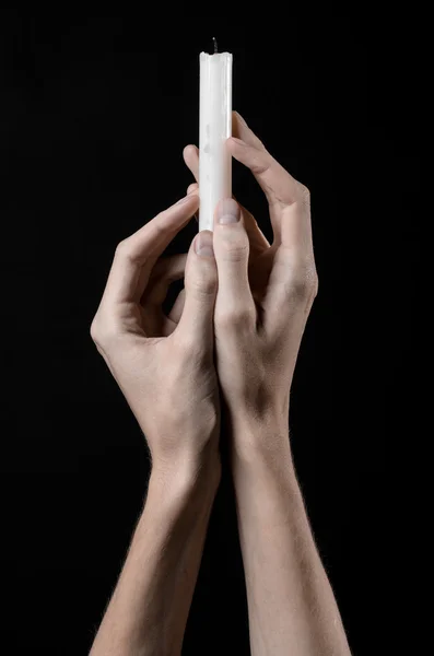 Mãos segurando uma vela, uma vela é acesa, fundo preto, solidão, calor, no escuro, Mãos morte, mãos bruxa — Fotografia de Stock