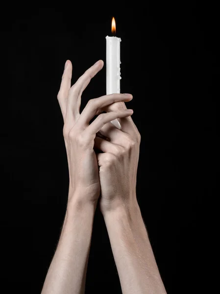 Hands holding a candle, a candle is lit, black background, solitude, warmth, in the dark, Hands death, hands witch — Stock Photo, Image