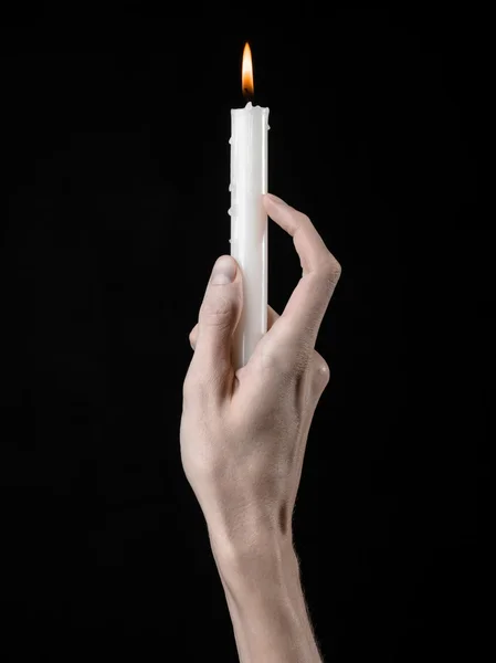 Mãos segurando uma vela, uma vela é acesa, fundo preto, solidão, calor, no escuro, Mãos morte, mãos bruxa — Fotografia de Stock