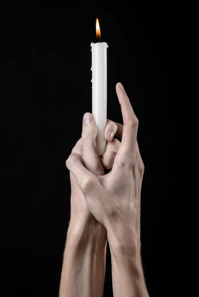 Hands holding a candle, a candle is lit, black background, solitude, warmth, in the dark, Hands death, hands witch — Stock Photo, Image