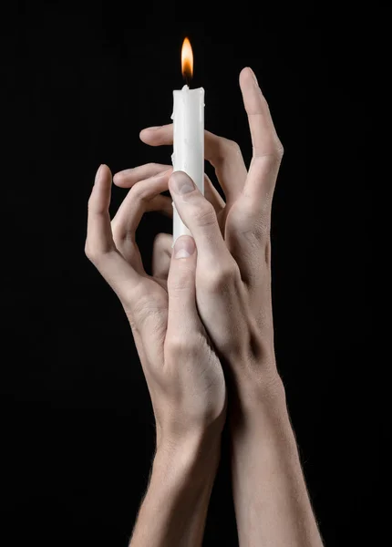 Hands holding a candle, a candle is lit, black background, solitude, warmth, in the dark, Hands death, hands witch — Stock Photo, Image