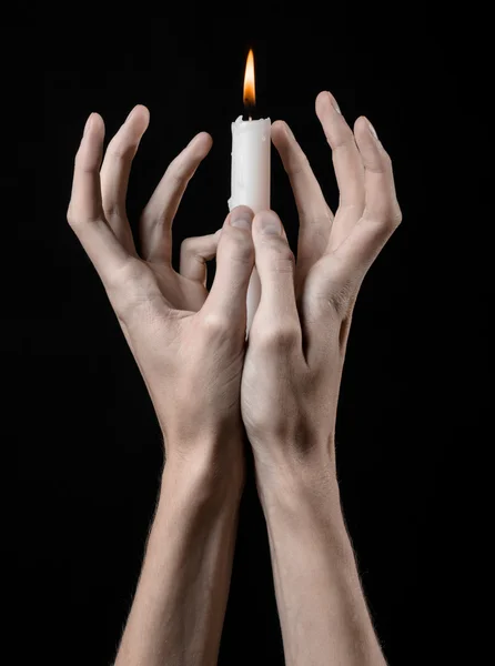 Mani che tengono una candela, una candela è accesa, sfondo nero, solitudine, calore, al buio, Mani morte, mani strega — Foto Stock