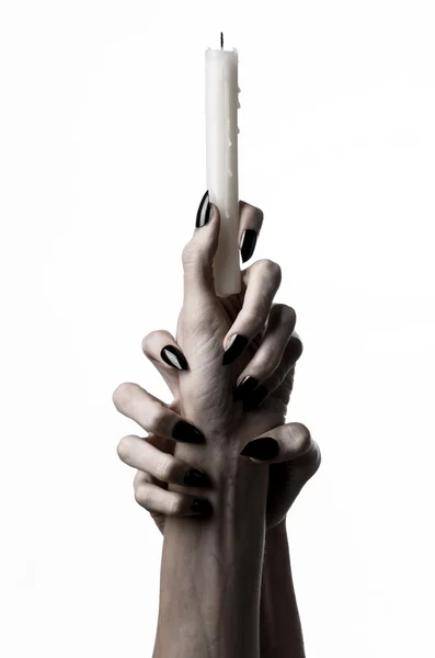 Mains tenant une bougie, une bougie est allumée, fond blanc, solitude, chaleur, dans l'obscurité, mains mortes, mains sorcières — Photo
