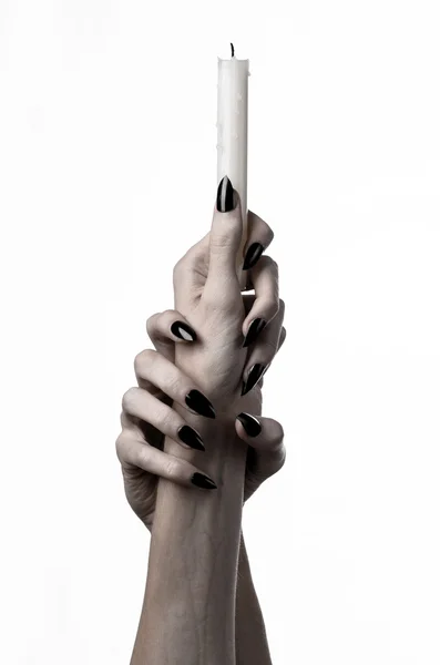 Mani che tengono una candela, una candela è accesa, sfondo bianco, solitudine, calore, al buio, Mani morte, mani strega — Foto Stock