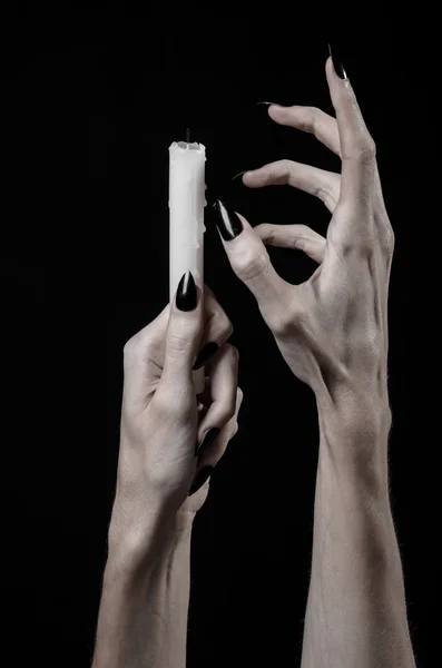 Mãos segurando uma vela, uma vela é acesa, fundo preto, solidão, calor, no escuro, Mãos morte, mãos bruxa — Fotografia de Stock