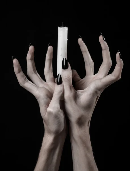 Manos sosteniendo una vela, una vela está encendida, fondo negro, soledad, calidez, en la oscuridad, manos muerte, manos bruja —  Fotos de Stock