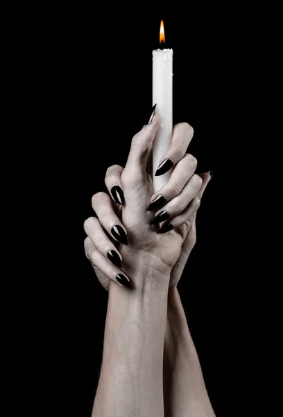 手里拿着一支蜡烛，蜡烛点燃，黑色背景，孤独，在黑暗、 手死亡、 手女巫的温暖 — 图库照片