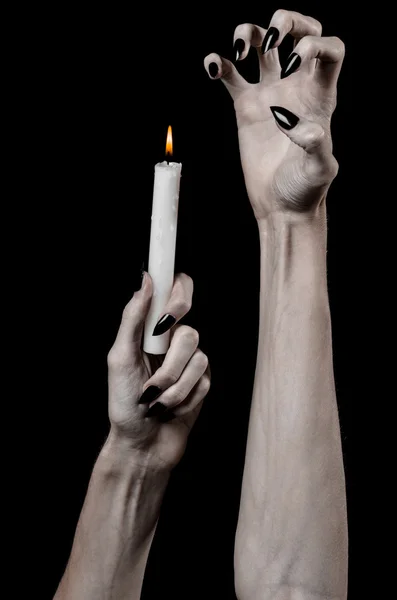 Manos sosteniendo una vela, una vela está encendida, fondo negro, soledad, calidez, en la oscuridad, manos muerte, manos bruja — Foto de Stock