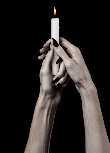 Mani che tengono una candela, una candela è accesa, sfondo nero, solitudine, calore, al buio, Mani morte, mani strega — Foto Stock