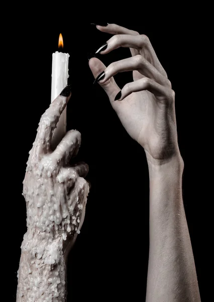 Bir mum tutan eller, bir mum yaktı, siyah arka plan, yalnızlık, sıcaklık, karanlık, eller ölüm, eller cadı — Stok fotoğraf