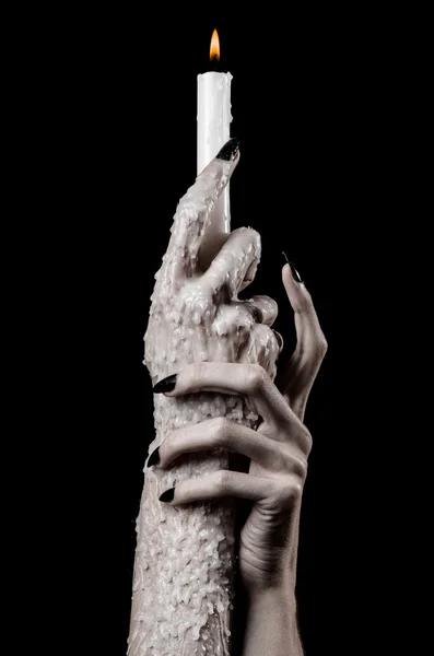 Mãos segurando uma vela, uma vela é acesa, fundo preto, solidão, calor, no escuro, Mãos morte, mãos bruxa — Fotografia de Stock