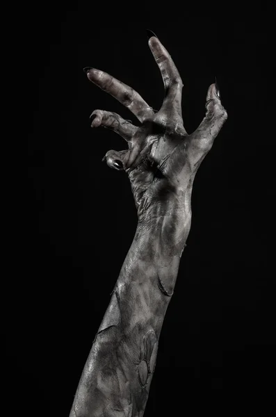 Mão negra da morte, os mortos-vivos, tema zumbi, tema do dia das bruxas, mãos zumbi, fundo preto, isolado, mão da morte, mãos múmias, as mãos do diabo, unhas pretas, monstro mãos — Fotografia de Stock