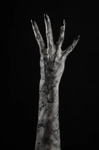Чорна рука смерті, ходячі мерці, тема зомбі, тема Хеллоуїна, руки зомбі, чорний фон, ізольовані, рука смерті, руки мумії, руки диявола, чорні цвяхи, руки монстра — стокове фото